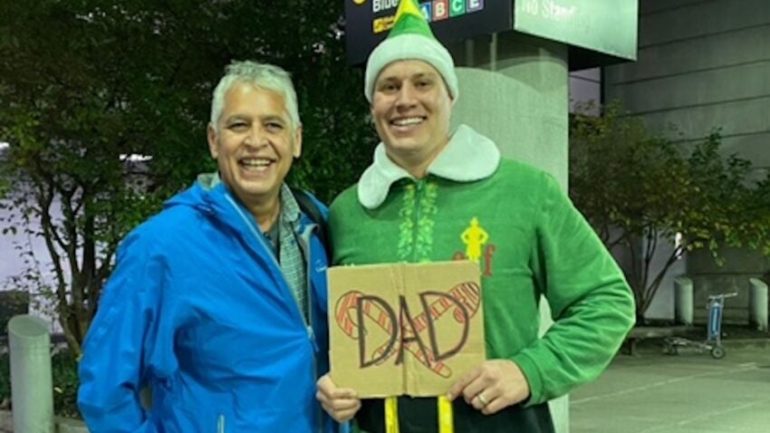 This Guy Met His Biological Father For The First Time Dressed As Buddy The Elf & The Video Is EVERYTHING! Watch HERE!