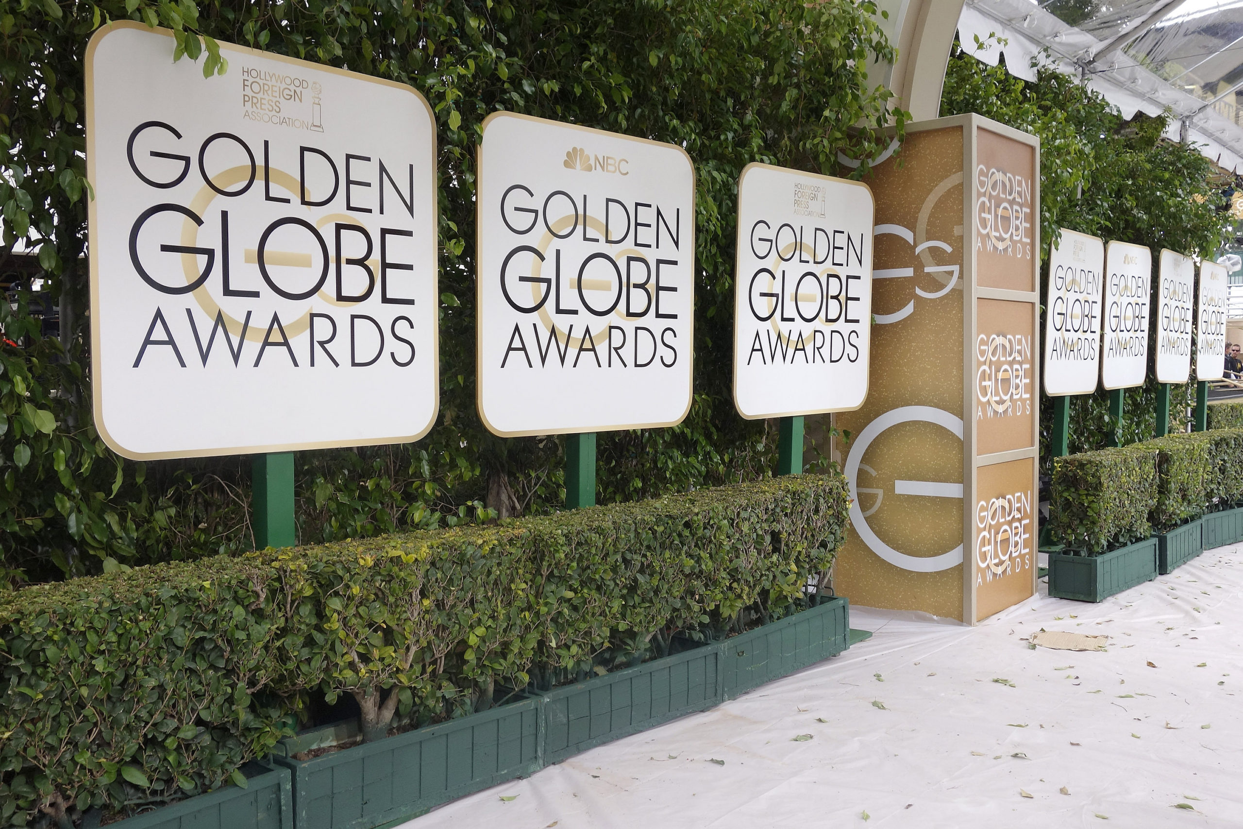 TOM CRUISE RETURNS GOLDEN GLOBES AWARDS